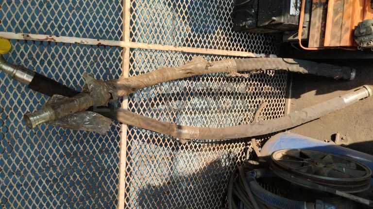 Furadeira + Compressor de Ar "Atlas Copco". + Diversos + Máquina multifuncional   + Guinchos + Macaco hidráulico   + Diversos + Diversos + Diversos + Diversos + Grampo   + Diversos + Diversos + Diversos + Diversos +  Tambores 400L de óleo hidráulico. + Bombas de abastecimento de óleo hidráulico   + Compressor de Ar   + Diversos + Tubos de mangueira   + Diversos + Botijão de gás 50L   + Diversos + Diversos + Contentor de 40P ·