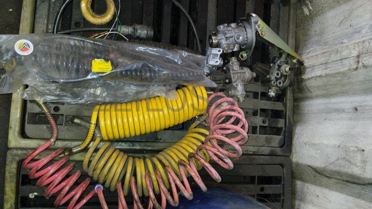 Furadeira + Compressor de Ar "Atlas Copco". + Diversos + Máquina multifuncional   + Guinchos + Macaco hidráulico   + Diversos + Diversos + Diversos + Diversos + Grampo   + Diversos + Diversos + Diversos + Diversos +  Tambores 400L de óleo hidráulico. + Bombas de abastecimento de óleo hidráulico   + Compressor de Ar   + Diversos + Tubos de mangueira   + Diversos + Botijão de gás 50L   + Diversos + Diversos + Contentor de 40P ·