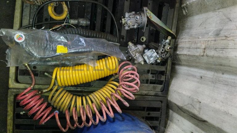 Furadeira + Compressor de Ar "Atlas Copco". + Diversos + Máquina multifuncional   + Guinchos + Macaco hidráulico   + Diversos + Diversos + Diversos + Diversos + Grampo   + Diversos + Diversos + Diversos + Diversos +  Tambores 400L de óleo hidráulico. + Bombas de abastecimento de óleo hidráulico   + Compressor de Ar   + Diversos + Tubos de mangueira   + Diversos + Botijão de gás 50L   + Diversos + Diversos + Contentor de 40P ·