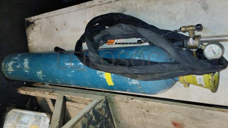 Furadeira + Compressor de Ar "Atlas Copco". + Diversos + Máquina multifuncional   + Guinchos + Macaco hidráulico   + Diversos + Diversos + Diversos + Diversos + Grampo   + Diversos + Diversos + Diversos + Diversos +  Tambores 400L de óleo hidráulico. + Bombas de abastecimento de óleo hidráulico   + Compressor de Ar   + Diversos + Tubos de mangueira   + Diversos + Botijão de gás 50L   + Diversos + Diversos + Contentor de 40P ·