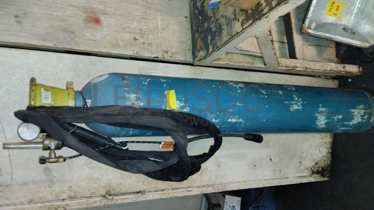 Furadeira + Compressor de Ar "Atlas Copco". + Diversos + Máquina multifuncional   + Guinchos + Macaco hidráulico   + Diversos + Diversos + Diversos + Diversos + Grampo   + Diversos + Diversos + Diversos + Diversos +  Tambores 400L de óleo hidráulico. + Bombas de abastecimento de óleo hidráulico   + Compressor de Ar   + Diversos + Tubos de mangueira   + Diversos + Botijão de gás 50L   + Diversos + Diversos + Contentor de 40P ·