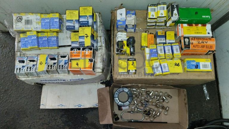 Furadeira + Compressor de Ar "Atlas Copco". + Diversos + Máquina multifuncional   + Guinchos + Macaco hidráulico   + Diversos + Diversos + Diversos + Diversos + Grampo   + Diversos + Diversos + Diversos + Diversos +  Tambores 400L de óleo hidráulico. + Bombas de abastecimento de óleo hidráulico   + Compressor de Ar   + Diversos + Tubos de mangueira   + Diversos + Botijão de gás 50L   + Diversos + Diversos + Contentor de 40P ·