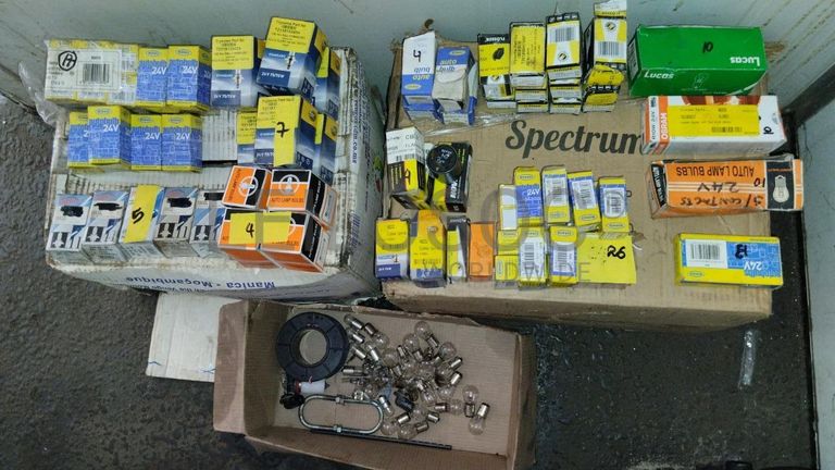 Furadeira + Compressor de Ar "Atlas Copco". + Diversos + Máquina multifuncional   + Guinchos + Macaco hidráulico   + Diversos + Diversos + Diversos + Diversos + Grampo   + Diversos + Diversos + Diversos + Diversos +  Tambores 400L de óleo hidráulico. + Bombas de abastecimento de óleo hidráulico   + Compressor de Ar   + Diversos + Tubos de mangueira   + Diversos + Botijão de gás 50L   + Diversos + Diversos + Contentor de 40P ·