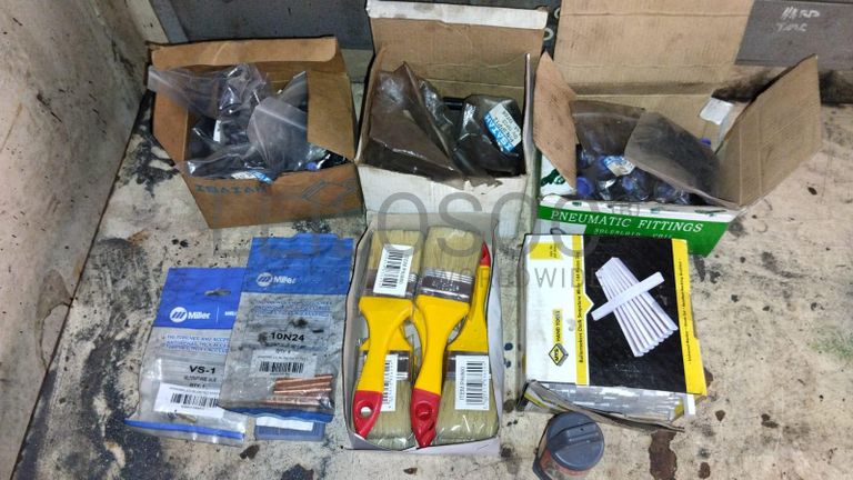 Furadeira + Compressor de Ar "Atlas Copco". + Diversos + Máquina multifuncional   + Guinchos + Macaco hidráulico   + Diversos + Diversos + Diversos + Diversos + Grampo   + Diversos + Diversos + Diversos + Diversos +  Tambores 400L de óleo hidráulico. + Bombas de abastecimento de óleo hidráulico   + Compressor de Ar   + Diversos + Tubos de mangueira   + Diversos + Botijão de gás 50L   + Diversos + Diversos + Contentor de 40P ·