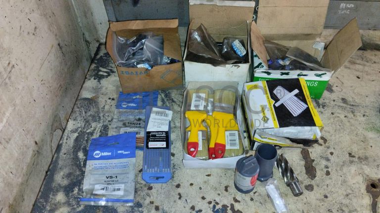 Furadeira + Compressor de Ar "Atlas Copco". + Diversos + Máquina multifuncional   + Guinchos + Macaco hidráulico   + Diversos + Diversos + Diversos + Diversos + Grampo   + Diversos + Diversos + Diversos + Diversos +  Tambores 400L de óleo hidráulico. + Bombas de abastecimento de óleo hidráulico   + Compressor de Ar   + Diversos + Tubos de mangueira   + Diversos + Botijão de gás 50L   + Diversos + Diversos + Contentor de 40P ·