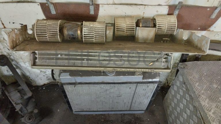 Termos acumulador  + Bebedouros + Diversos + Tv + Material Informático + Cabo de Rede + Mobiliário + Bobina   + Bobinas  + Máquinas de corte de relva + Cabos de aço  + Radiador  + Armazém ·