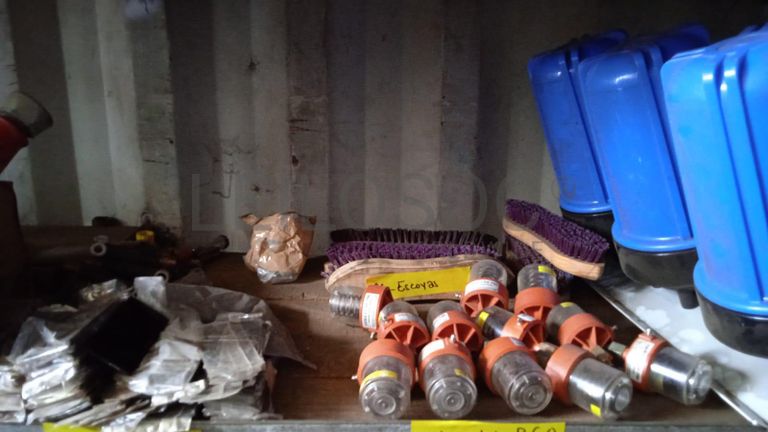 Diversos + Diversos + Gerador  + Diversos + Diversos + Diversos + Diversos + Diversos + Máquina de lichar + Cimento cola + Contentor de 40P ·