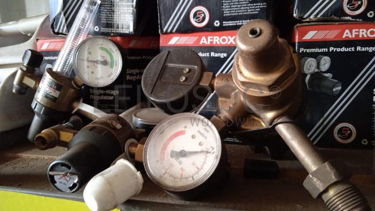 Diversos + Diversos + Gerador  + Diversos + Diversos + Diversos + Diversos + Diversos + Máquina de lichar + Cimento cola + Contentor de 40P ·