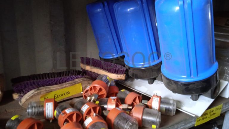 Diversos + Diversos + Gerador  + Diversos + Diversos + Diversos + Diversos + Diversos + Máquina de lichar + Cimento cola + Contentor de 40P ·