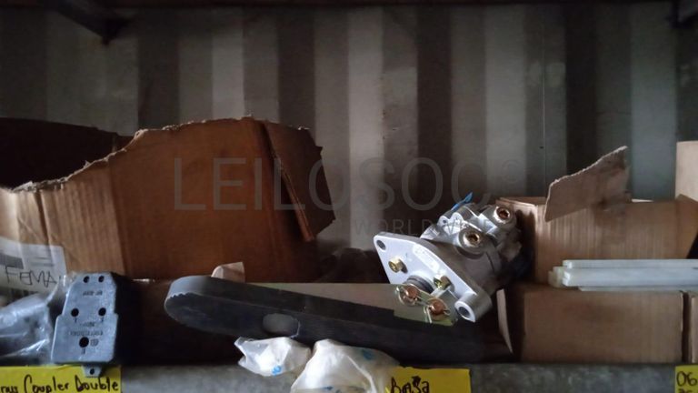 Diversos + Diversos + Gerador  + Diversos + Diversos + Diversos + Diversos + Diversos + Máquina de lichar + Cimento cola + Contentor de 40P ·