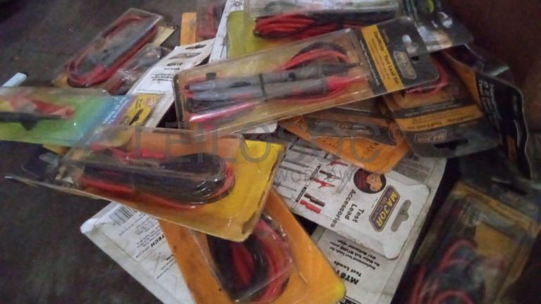 Diversos + Diversos + Gerador  + Diversos + Diversos + Diversos + Diversos + Diversos + Máquina de lichar + Cimento cola + Contentor de 40P ·