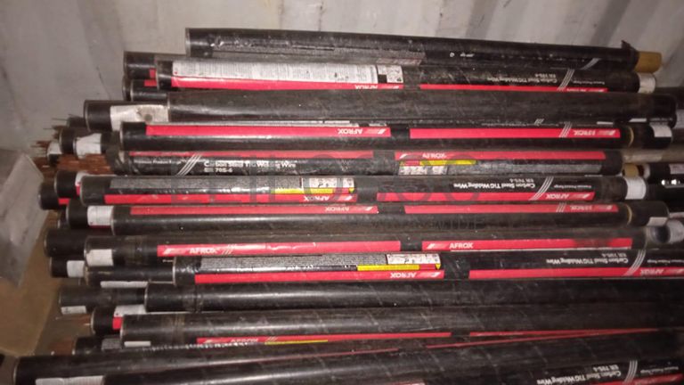 Diversos + Diversos + Gerador  + Diversos + Diversos + Diversos + Diversos + Diversos + Máquina de lichar + Cimento cola + Contentor de 40P ·