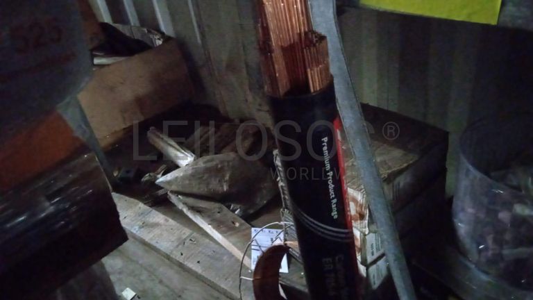 Diversos + Diversos + Gerador  + Diversos + Diversos + Diversos + Diversos + Diversos + Máquina de lichar + Cimento cola + Contentor de 40P ·