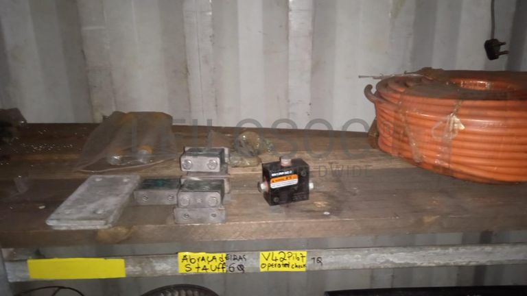 Diversos + Diversos + Gerador  + Diversos + Diversos + Diversos + Diversos + Diversos + Máquina de lichar + Cimento cola + Contentor de 40P ·