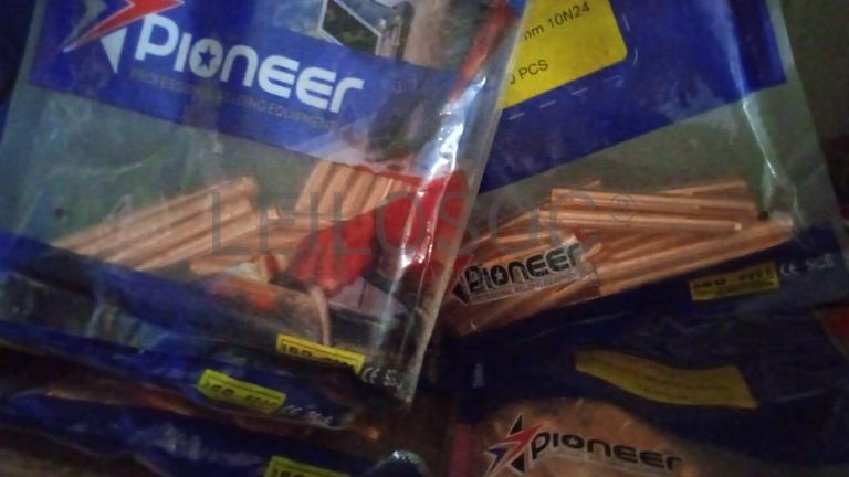 Diversos + Diversos + Gerador  + Diversos + Diversos + Diversos + Diversos + Diversos + Máquina de lichar + Cimento cola + Contentor de 40P ·