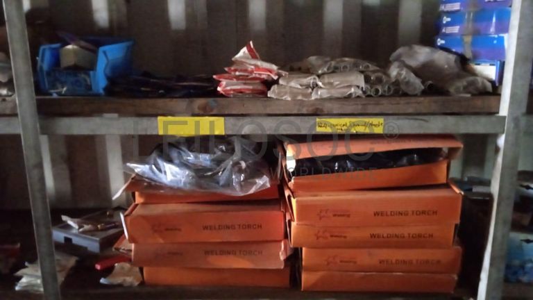 Diversos + Diversos + Gerador  + Diversos + Diversos + Diversos + Diversos + Diversos + Máquina de lichar + Cimento cola + Contentor de 40P ·