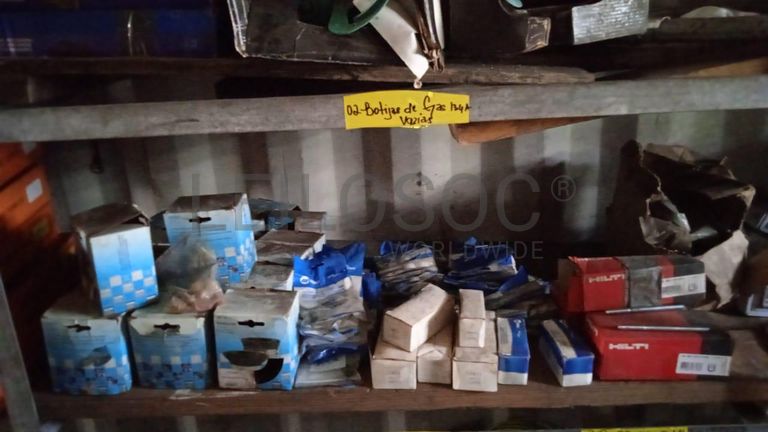 Diversos + Diversos + Gerador  + Diversos + Diversos + Diversos + Diversos + Diversos + Máquina de lichar + Cimento cola + Contentor de 40P ·