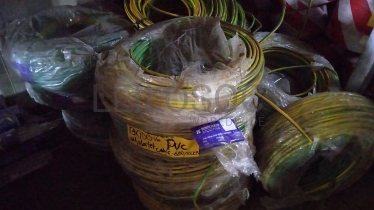 Diversos + Diversos + Gerador  + Diversos + Diversos + Diversos + Diversos + Diversos + Máquina de lichar + Cimento cola + Contentor de 40P ·