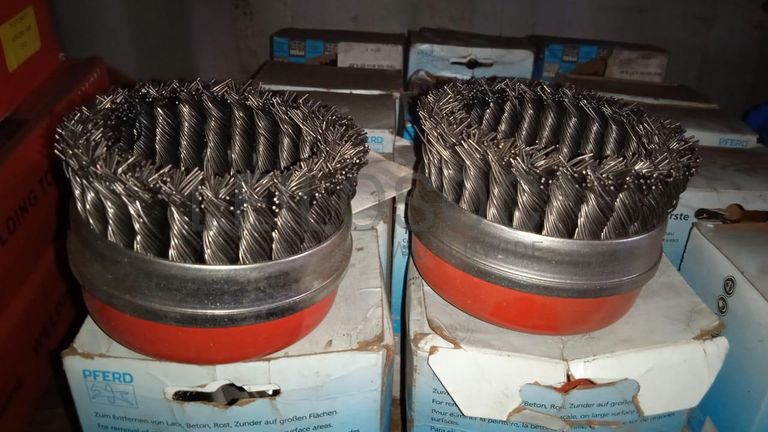 Diversos + Diversos + Gerador  + Diversos + Diversos + Diversos + Diversos + Diversos + Máquina de lichar + Cimento cola + Contentor de 40P ·