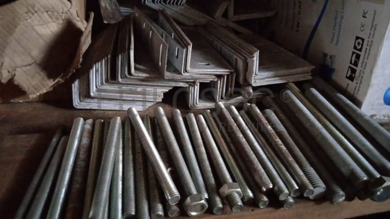 Diversos + Diversos + Gerador  + Diversos + Diversos + Diversos + Diversos + Diversos + Máquina de lichar + Cimento cola + Contentor de 40P ·