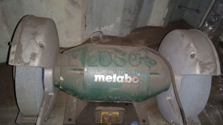 Diversos + Diversos + Gerador  + Diversos + Diversos + Diversos + Diversos + Diversos + Máquina de lichar + Cimento cola + Contentor de 40P ·