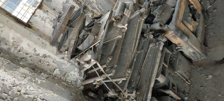 Máquinas teste da carga   + Radiadores + Motor + Caixa de velocidade + Veios de transmissão, + Diversos + Contentor de 40P ·