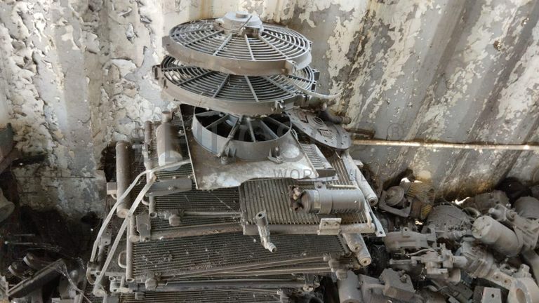 Máquinas teste da carga   + Radiadores + Motor + Caixa de velocidade + Veios de transmissão, + Diversos + Contentor de 40P ·