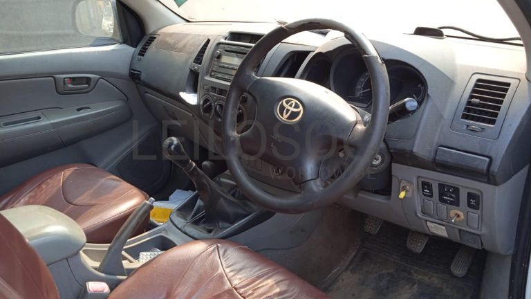 TOYOTA HILUX ·