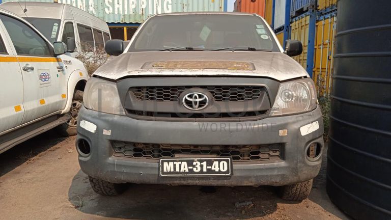 TOYOTA HILUX ·