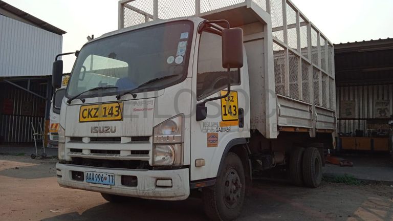 Isuzu NPR300 ·