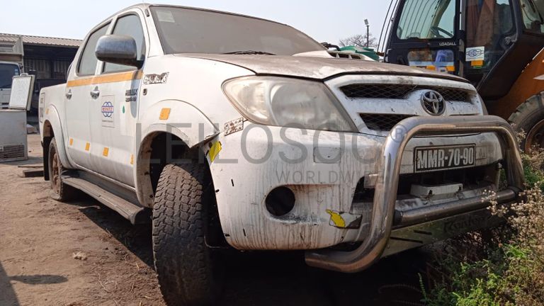 TOYOTA HILUX ·