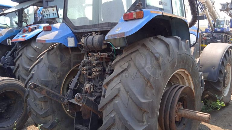 NEW HOLLAND TM7030 ·