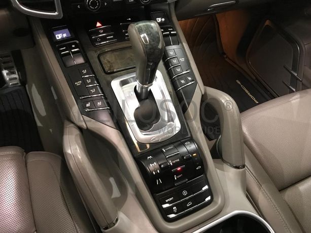 Porsche Cayenne 4.8 Turbo V8 · Ano 2010