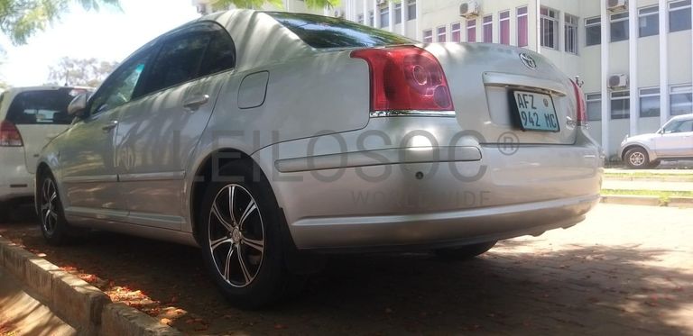 Toyota Avensis ·