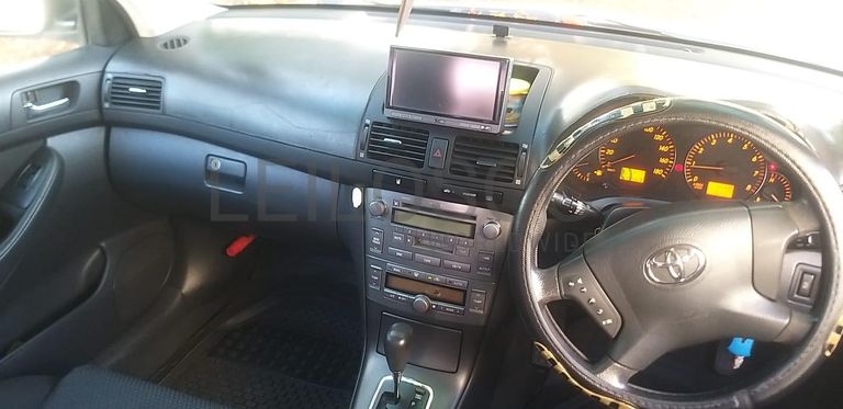 Toyota Avensis ·