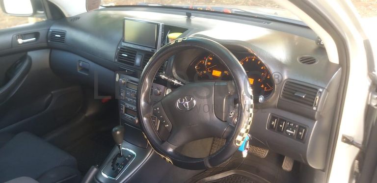 Toyota Avensis ·