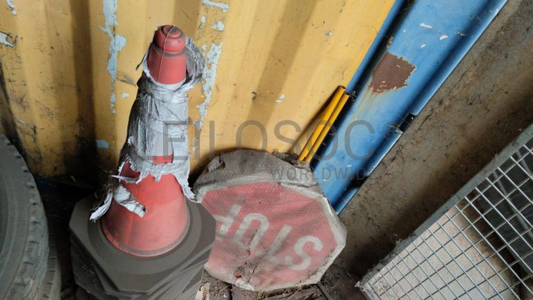 Cones de sinalização + Rolos de cabo +  Máquinas para lavagem de Carros  + Diversos +  Compressor   + Carrinhos de mão   + Diversos + Motor de VW ·