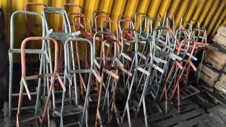 Cones de sinalização + Rolos de cabo +  Máquinas para lavagem de Carros  + Diversos +  Compressor   + Carrinhos de mão   + Diversos + Motor de VW ·