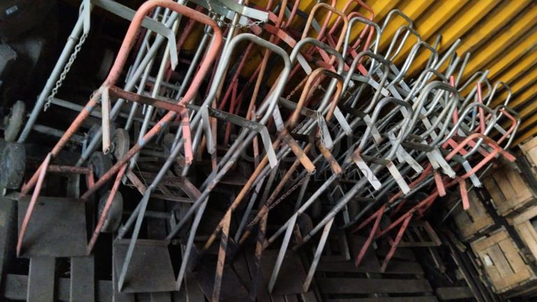 Cones de sinalização + Rolos de cabo +  Máquinas para lavagem de Carros  + Diversos +  Compressor   + Carrinhos de mão   + Diversos + Motor de VW ·