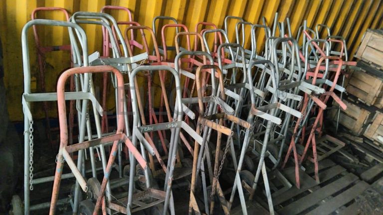 Cones de sinalização + Rolos de cabo +  Máquinas para lavagem de Carros  + Diversos +  Compressor   + Carrinhos de mão   + Diversos + Motor de VW ·