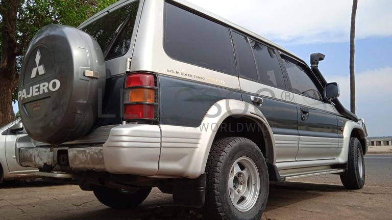 Mitsubishi Pajero ·