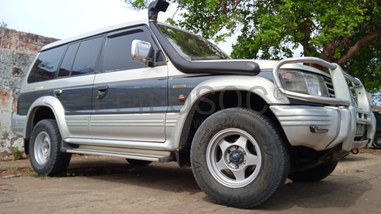 Mitsubishi Pajero ·
