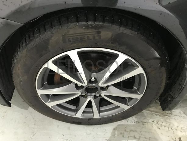 Toyota Avensis 2.0 D-4D · Ano 2011