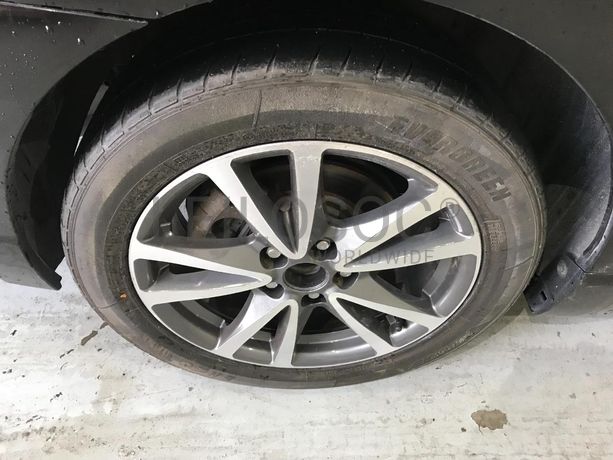 Toyota Avensis 2.0 D-4D · Ano 2011