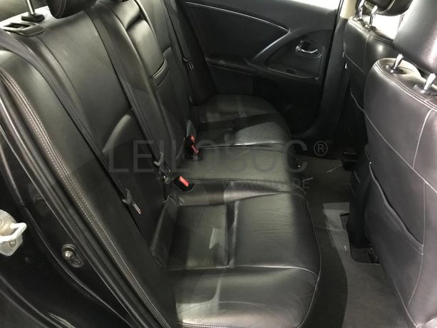 Toyota Avensis 2.0 D-4D · Ano 2011