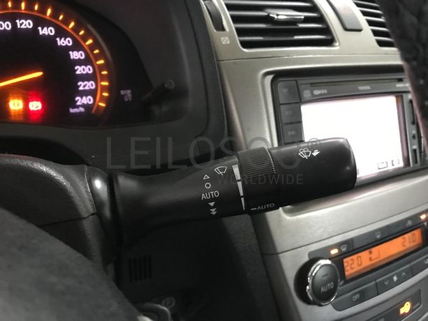 Toyota Avensis 2.0 D-4D · Ano 2011