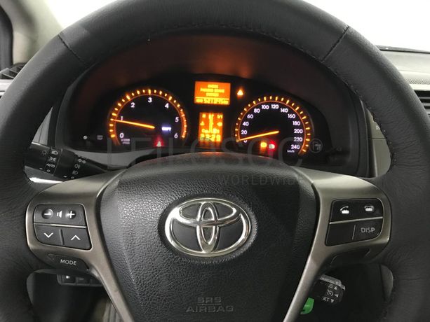 Toyota Avensis 2.0 D-4D · Ano 2011