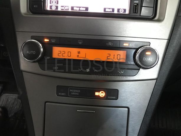 Toyota Avensis 2.0 D-4D · Ano 2011