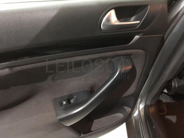 Volkswagen Golf 1.6 TDI · Ano 2010