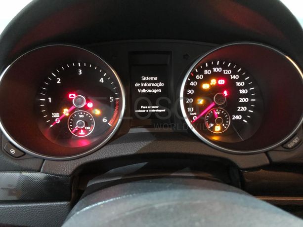 Volkswagen Golf 1.6 TDI · Ano 2010